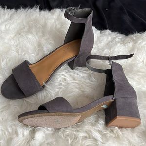 Mari A Dark Gray Faux Suede Block Heels W7.5